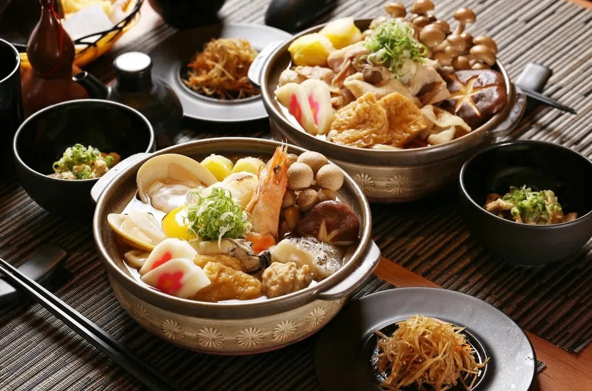 魚介やきのこを煮込んだ土鍋と小鉢