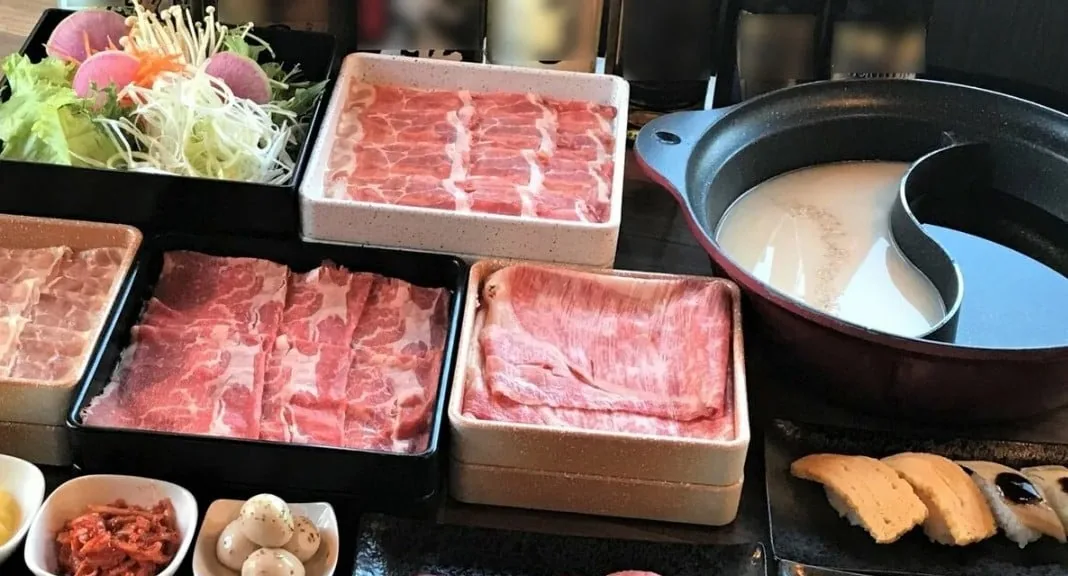 しゃぶしゃぶ用の霜降り牛肉と鍋