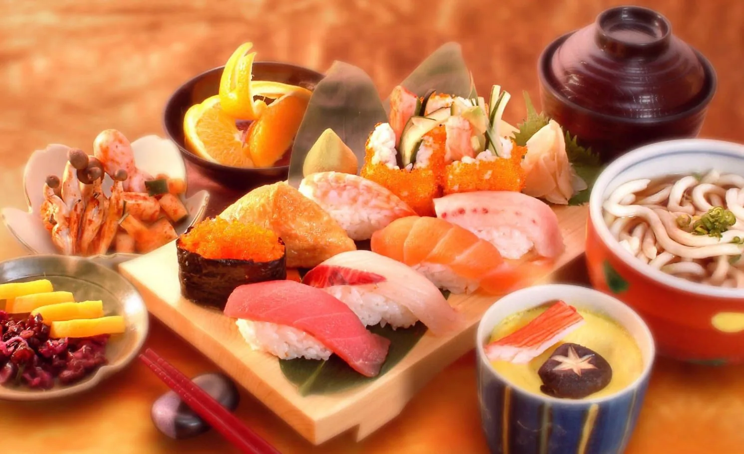 寿司や海老、うどんを盛り合わせた膳