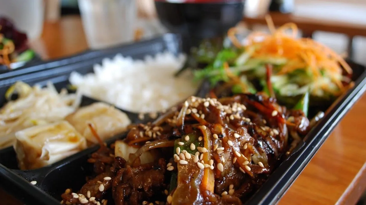 牛肉の甘辛炒めと副菜を詰めた弁当
