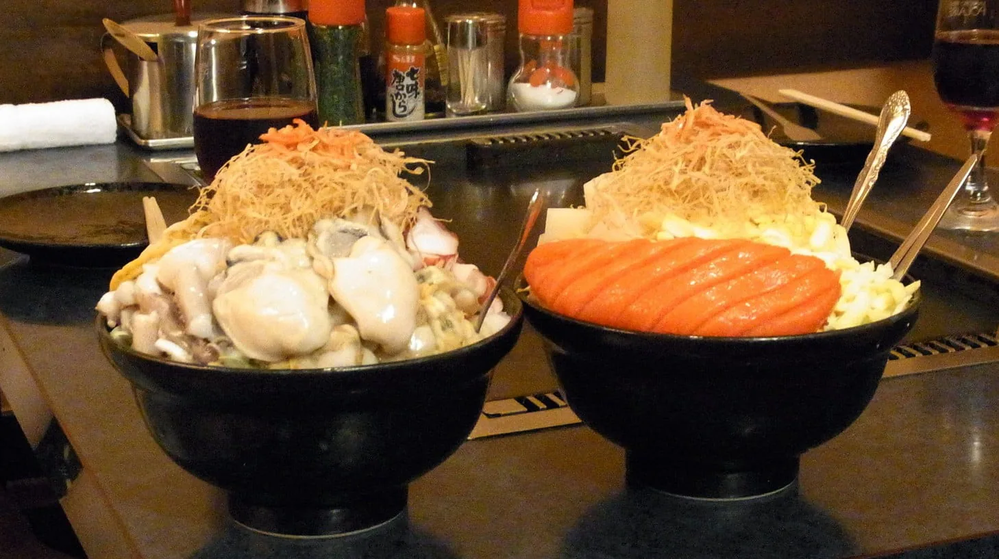 牡蠣や鮭をのせた二つの海鮮丼