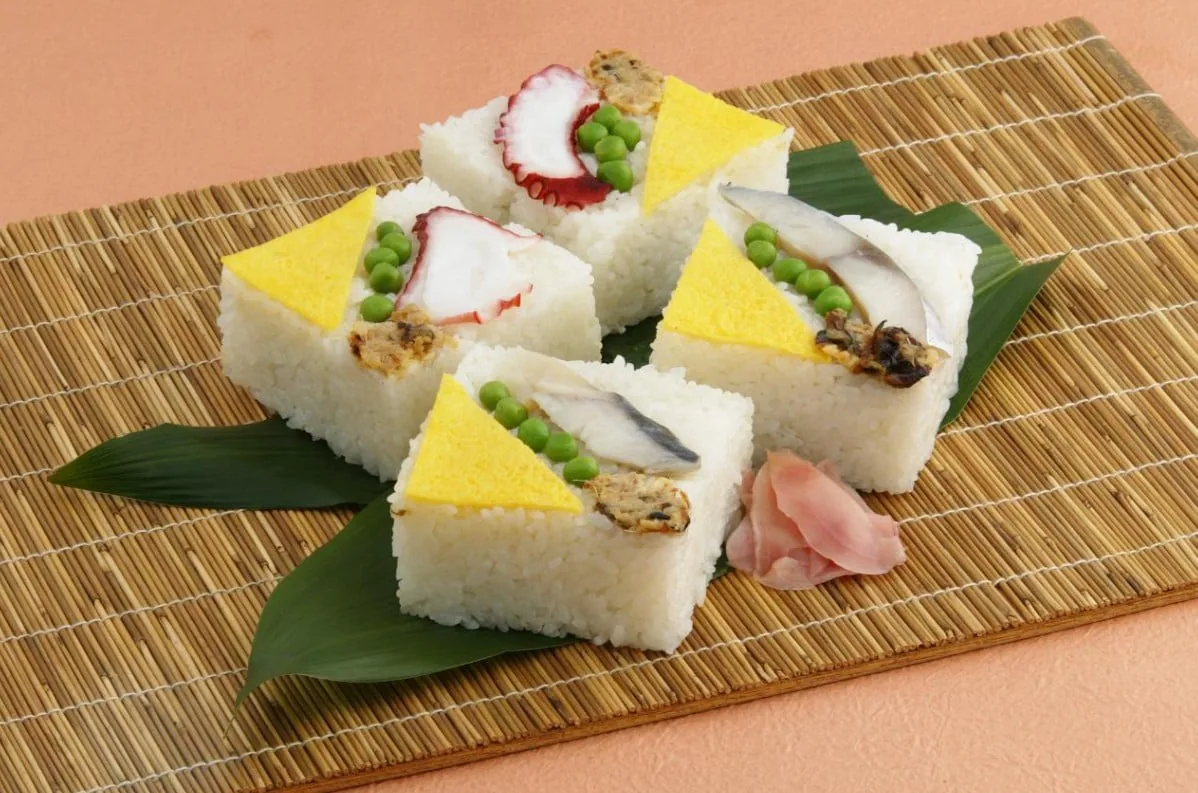 錦糸卵とたこをのせた押し寿司